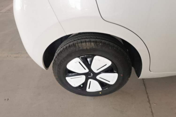 Used Wuling Hongguang MINIEV 2025 Four-Door Version Advanced Edition Right Rear Wheel Hub