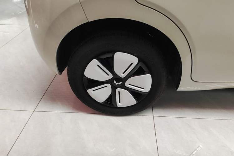 Used Wuling Hongguang MINIEV 2025 Four-Door Version Advanced Edition Right Rear Wheel Hub