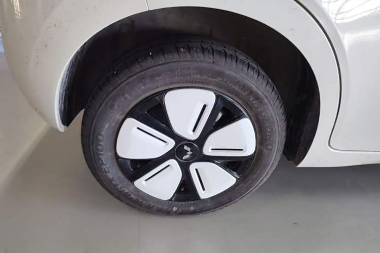 Used Wuling Hongguang MINIEV 2025 Four-Door Version Premium Edition Right Rear Wheel Hub