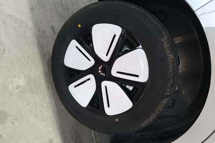 Used Wuling Hongguang MINIEV 2025 Four-Door Version Advanced Edition Right Rear Wheel Hub