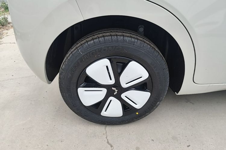 Used Wuling Hongguang MINIEV 2025 Four-Door Version Advanced Edition Right Rear Wheel Hub