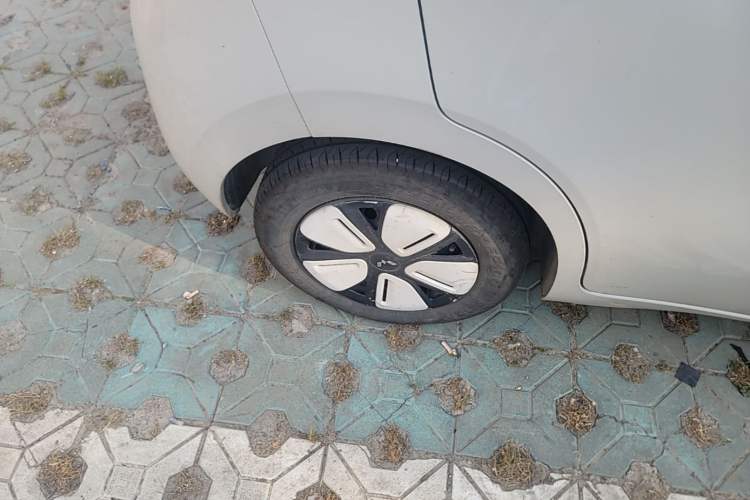 Used Wuling Hongguang MINIEV 2025 Four-Door Version Advanced Edition Right Rear Wheel Hub