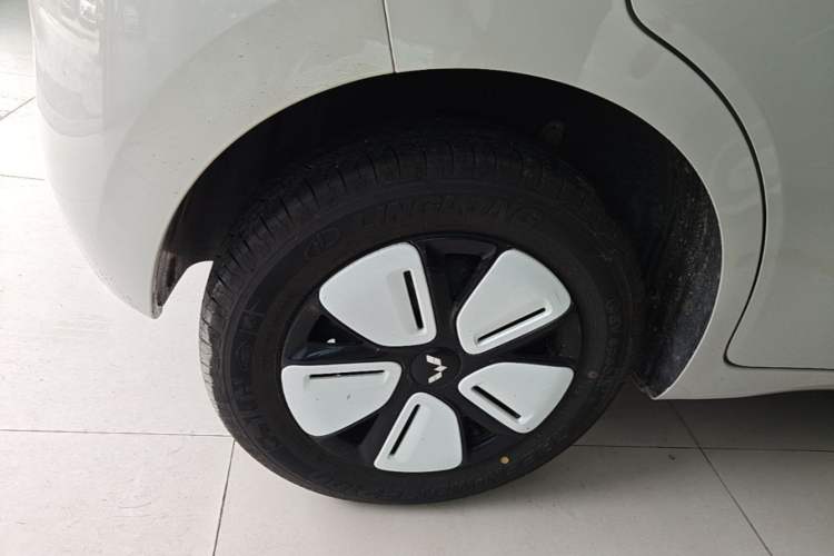 Used Wuling Hongguang MINIEV 2025 Four-Door Version Advanced Edition Right Rear Wheel Hub