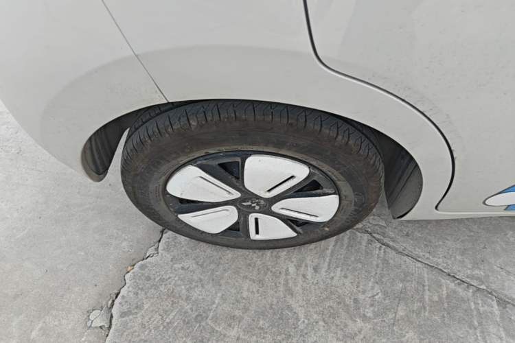 Used Wuling Hongguang MINIEV 2025 Four-Door Version Advanced Edition Right Rear Wheel Hub