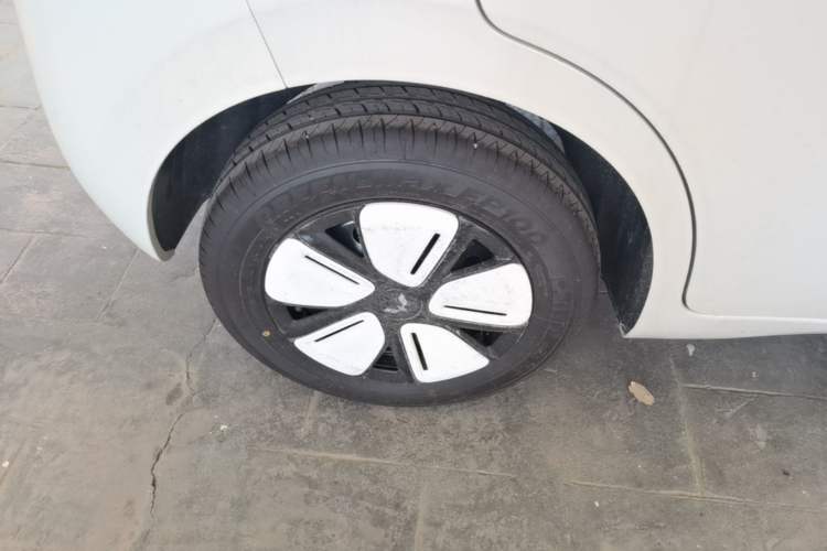 Used Wuling Hongguang MINIEV 2025 Four-Door Version Advanced Edition Right Rear Wheel Hub