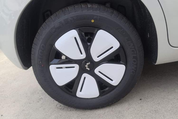 Used Wuling Hongguang MINIEV 2025 Four-Door Version Advanced Edition Right Rear Wheel Hub