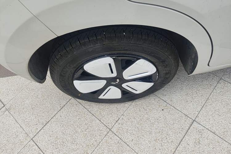 Used Wuling Hongguang MINIEV 2025 Four-Door Version Advanced Edition Right Rear Wheel Hub