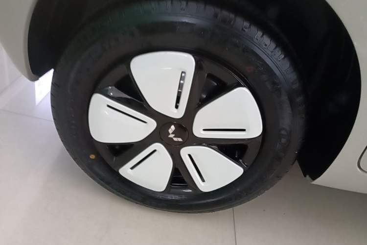 Used Wuling Hongguang MINIEV 2025 Four-Door Version Advanced Edition Right Rear Wheel Hub