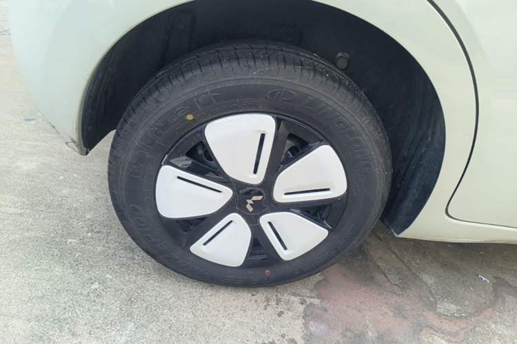 Used Wuling Hongguang MINIEV 2025 Four-Door Version Advanced Edition Right Rear Wheel Hub
