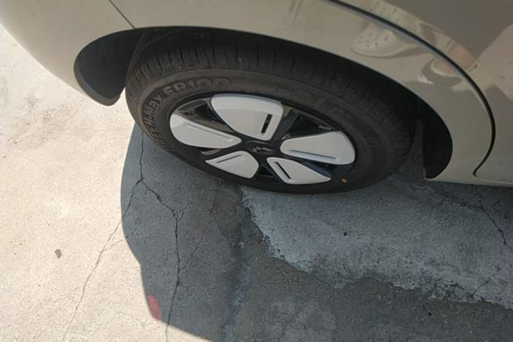 Used Wuling Hongguang MINIEV 2025 Four-Door Version Advanced Edition Right Rear Wheel Hub