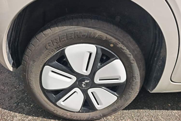 Used Wuling Hongguang MINIEV 2025 Four-Door Version Advanced Edition Right Rear Wheel Hub