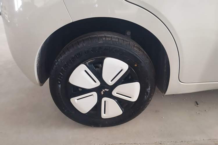 Used Wuling Hongguang MINIEV 2025 Four-Door Version Premium Edition Right Rear Wheel Hub