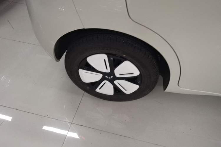 Used Wuling Hongguang MINIEV 2025 Four-Door Version Advanced Edition Right Rear Wheel Hub