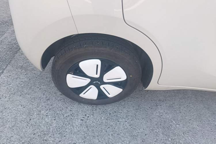 Used Wuling Hongguang MINIEV 2025 Four-Door Version Advanced Edition Right Rear Wheel Hub