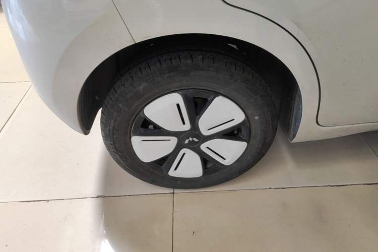 Used Wuling Hongguang MINIEV 2025 Four-Door Version Advanced Edition Right Rear Wheel Hub