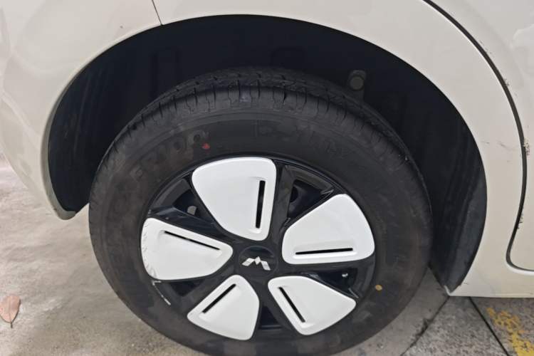 Used Wuling Hongguang MINIEV 2025 Four-Door Version Advanced Edition Right Rear Wheel Hub