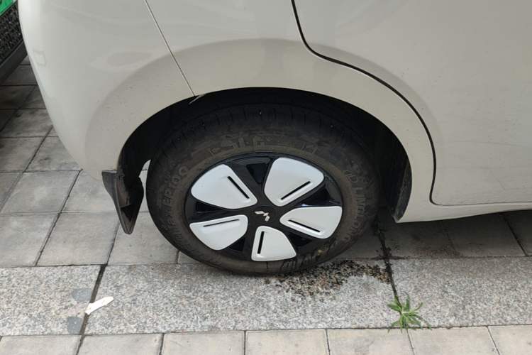 Used Wuling Hongguang MINIEV 2025 Four-Door Version Advanced Edition Right Rear Wheel Hub