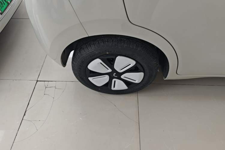 Used Wuling Hongguang MINIEV 2025 Four-Door Version Advanced Edition Right Rear Wheel Hub