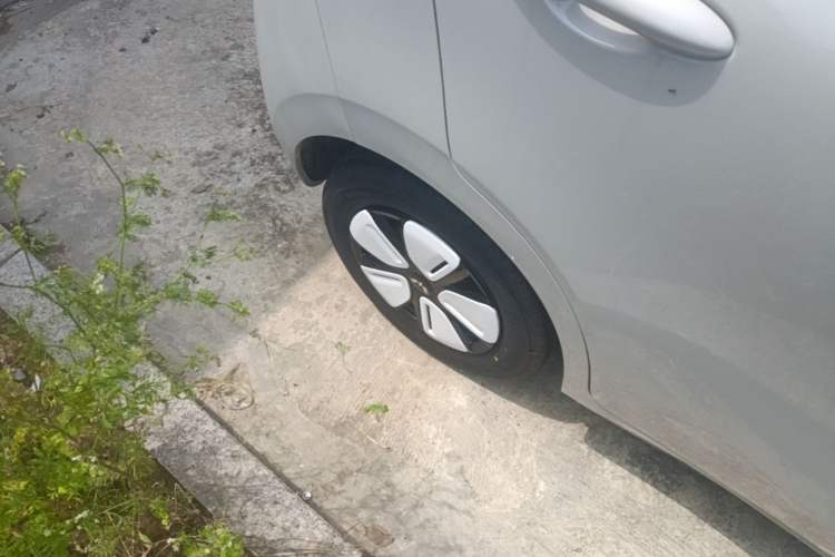 Used Wuling Hongguang MINIEV 2025 Four-Door Version Advanced Edition Right Rear Wheel Hub