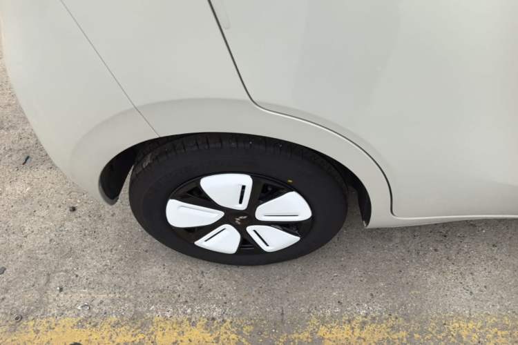 Used Wuling Hongguang MINIEV 2025 Four-Door Version Advanced Edition Right Rear Wheel Hub