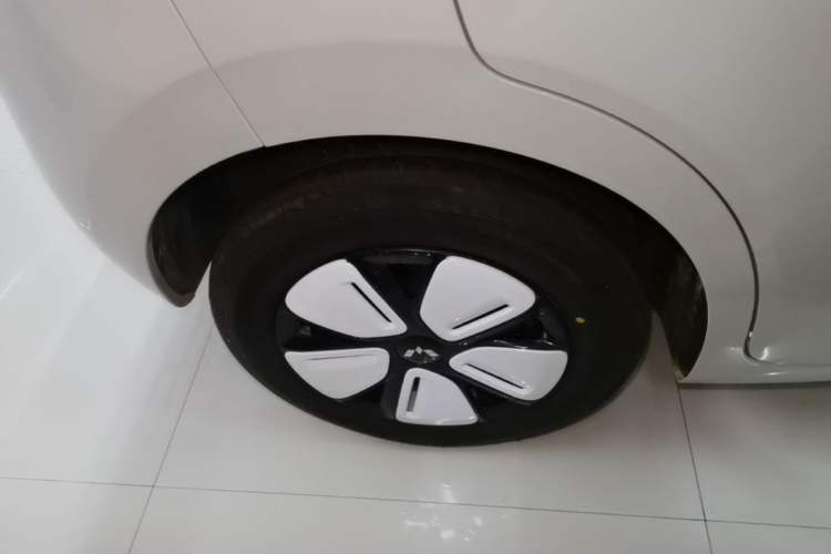 Used Wuling Hongguang MINIEV 2025 Four-Door Version Advanced Edition Right Rear Wheel Hub