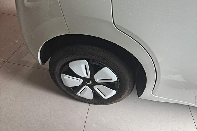 Used Wuling Hongguang MINIEV 2025 Four-Door Version Advanced Edition Right Rear Wheel Hub