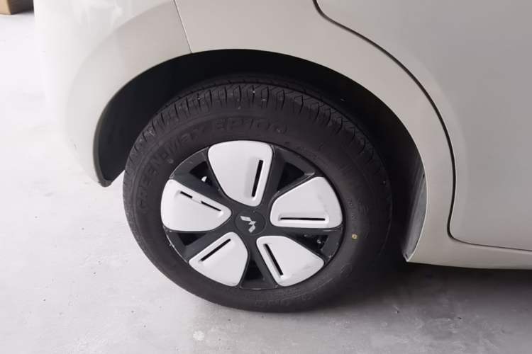Used Wuling Hongguang MINIEV 2025 Four-Door Version Advanced Edition Right Rear Wheel Hub