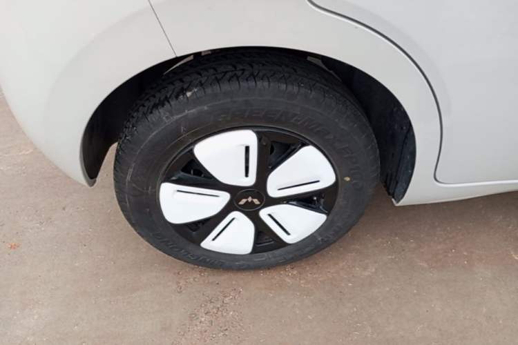 Used Wuling Hongguang MINIEV 2025 Four-Door Version Advanced Edition Right Rear Wheel Hub