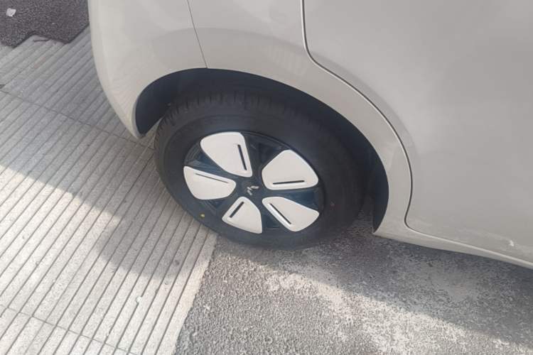 Used Wuling Hongguang MINIEV 2025 Four-Door Version Advanced Edition Right Rear Wheel Hub