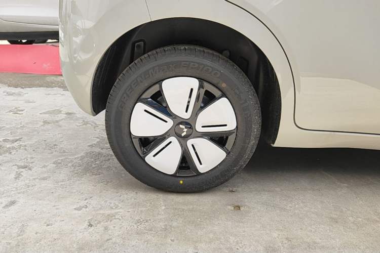 Used Wuling Hongguang MINIEV 2025 Four-Door Version Advanced Edition Right Rear Wheel Hub