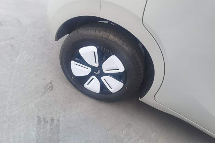 Used Wuling Hongguang MINIEV 2025 Four-Door Version Advanced Edition Right Rear Wheel Hub