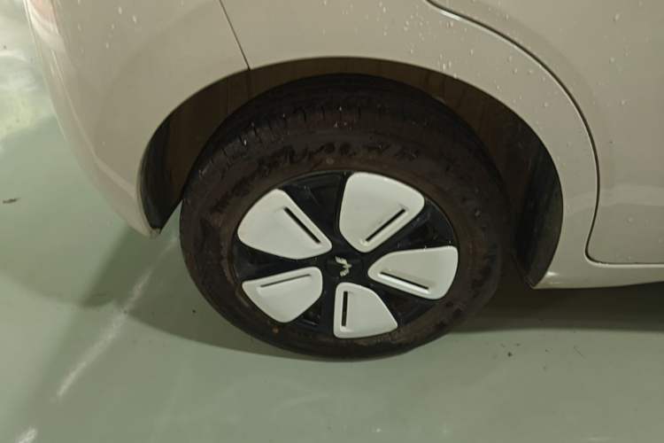 Used Wuling Hongguang MINIEV 2025 Four-Door Version Advanced Edition Right Rear Wheel Hub
