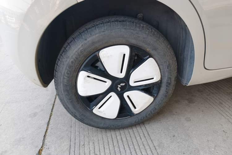 Used Wuling Hongguang MINIEV 2025 Four-Door Version Premium Edition Right Rear Wheel Hub