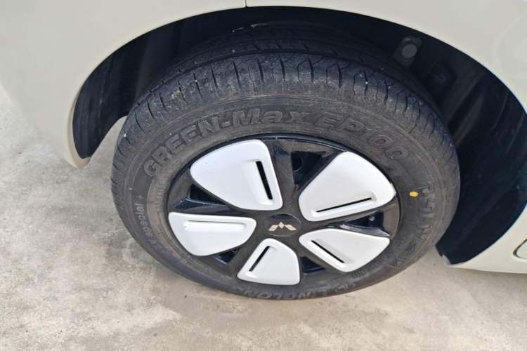 Used Wuling Hongguang MINIEV 2025 Four-Door Version Advanced Edition Right Rear Wheel Hub