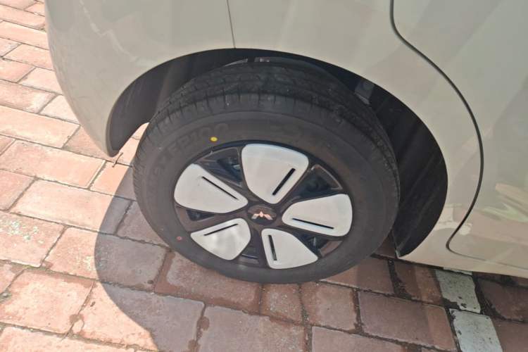 Used Wuling Hongguang MINIEV 2025 Four-Door Version Advanced Edition Right Rear Wheel Hub