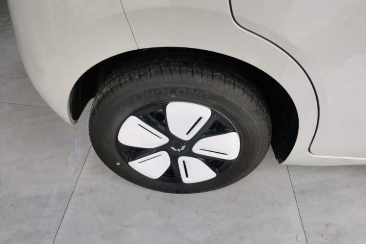 Used Wuling Hongguang MINIEV 2025 Four-Door Version Advanced Edition Right Rear Wheel Hub