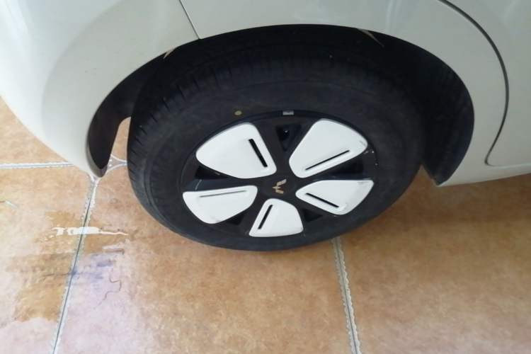 Used Wuling Hongguang MINIEV 2025 Four-Door Version Advanced Edition Right Rear Wheel Hub