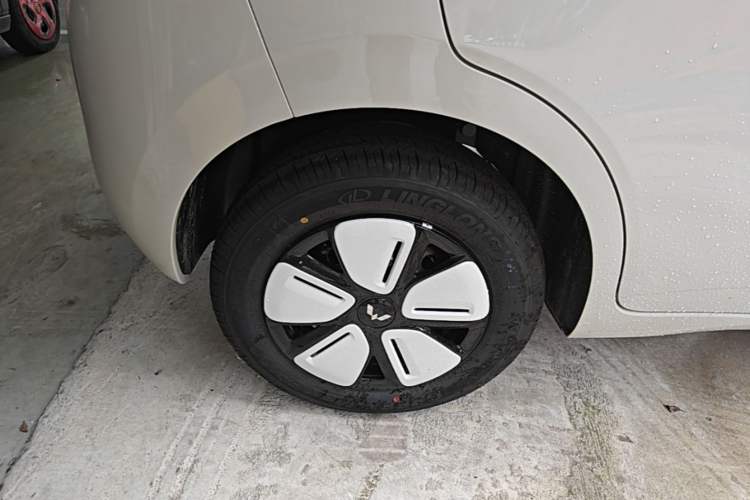 Used Wuling Hongguang MINIEV 2025 Four-Door Version Advanced Edition Right Rear Wheel Hub