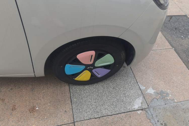 Used Wuling Hongguang MINIEV 2025 Four-Door Version Advanced Edition Right Rear Wheel Hub