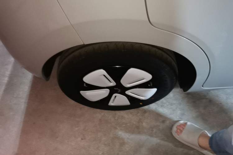 Used Wuling Hongguang MINIEV 2025 Four-Door Version Advanced Edition Right Rear Wheel Hub