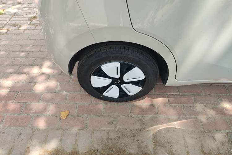 Used Wuling Hongguang MINIEV 2025 Four-Door Version Advanced Edition Right Rear Wheel Hub