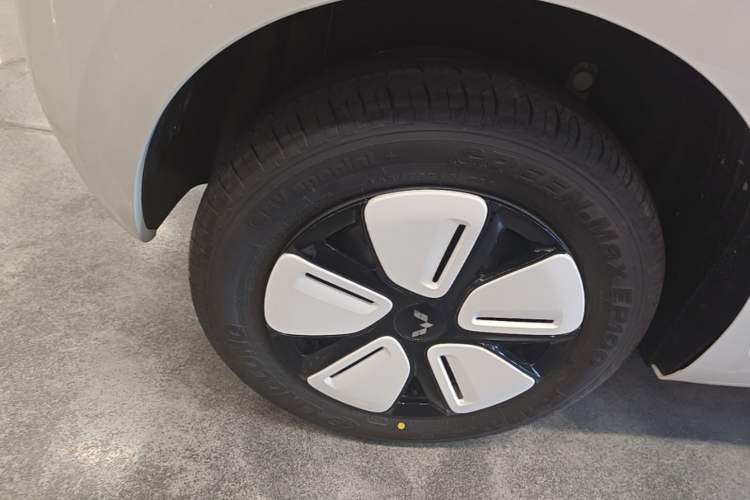 Used Wuling Hongguang MINIEV 2025 Four-Door Version Advanced Edition Right Rear Wheel Hub
