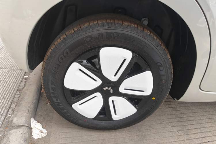 Used Wuling Hongguang MINIEV 2025 Four-Door Version Advanced Edition Right Rear Wheel Hub