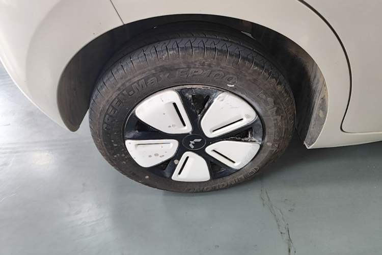 Used Wuling Hongguang MINIEV 2025 Four-Door Version Advanced Edition Right Rear Wheel Hub