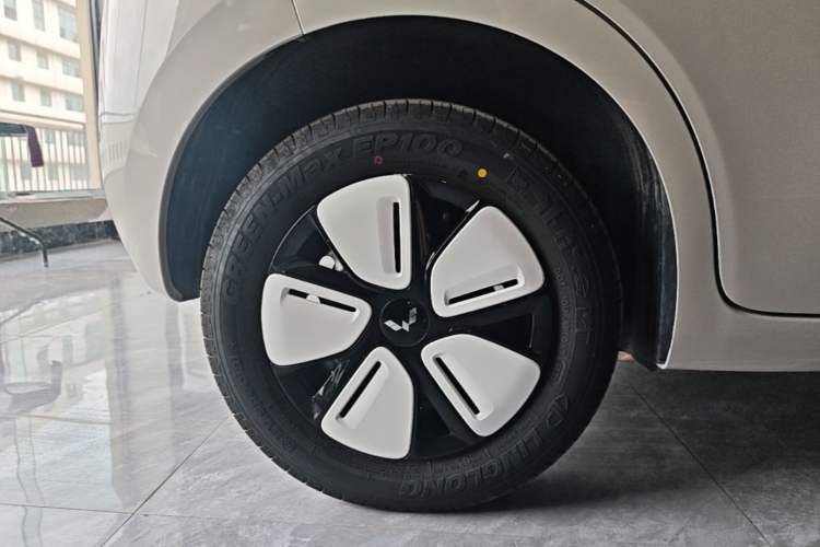 Used Wuling Hongguang MINIEV 2025 Four-Door Version Advanced Edition Right Rear Wheel Hub