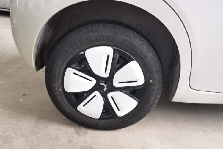 Used Wuling Hongguang MINIEV 2025 Four-Door Version Advanced Edition Right Rear Wheel Hub
