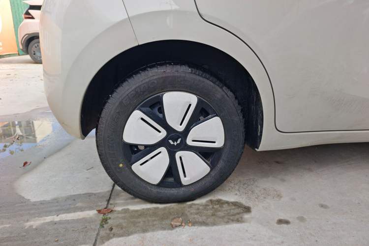 Used Wuling Hongguang MINIEV 2025 Four-Door Version Advanced Edition Right Rear Wheel Hub