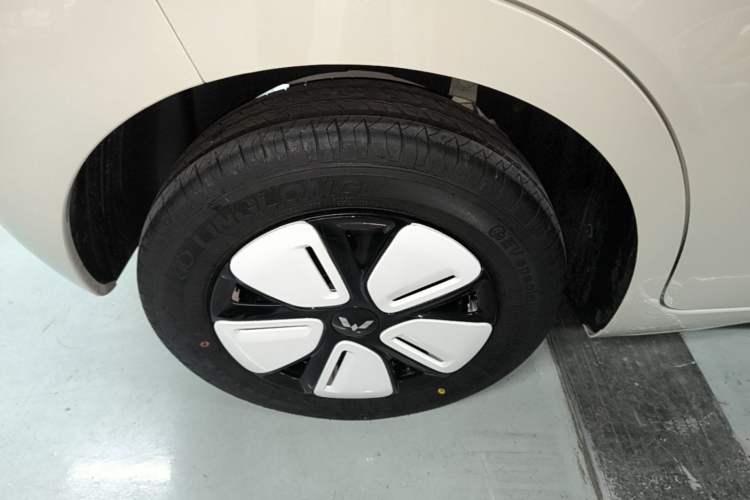 Used Wuling Hongguang MINIEV 2025 Four-Door Version Advanced Edition Right Rear Wheel Hub