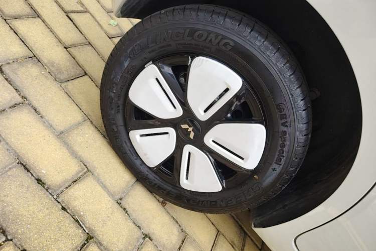Used Wuling Hongguang MINIEV 2025 Four-Door Version Premium Edition Right Rear Wheel Hub