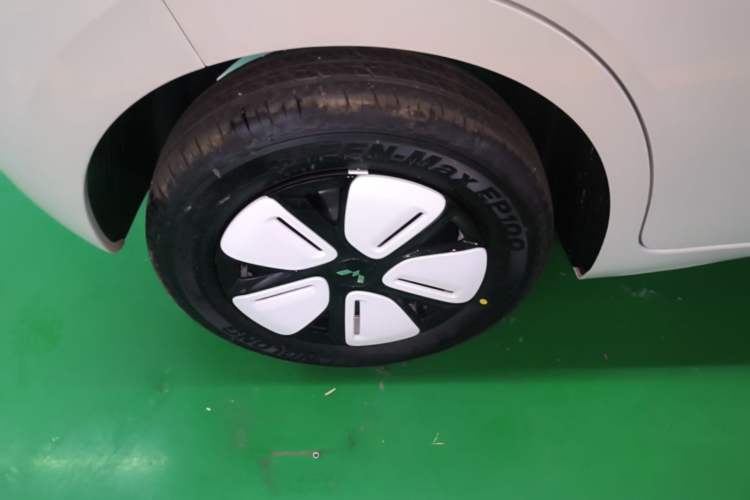Used Wuling Hongguang MINIEV 2025 Four-Door Version Advanced Edition Right Rear Wheel Hub